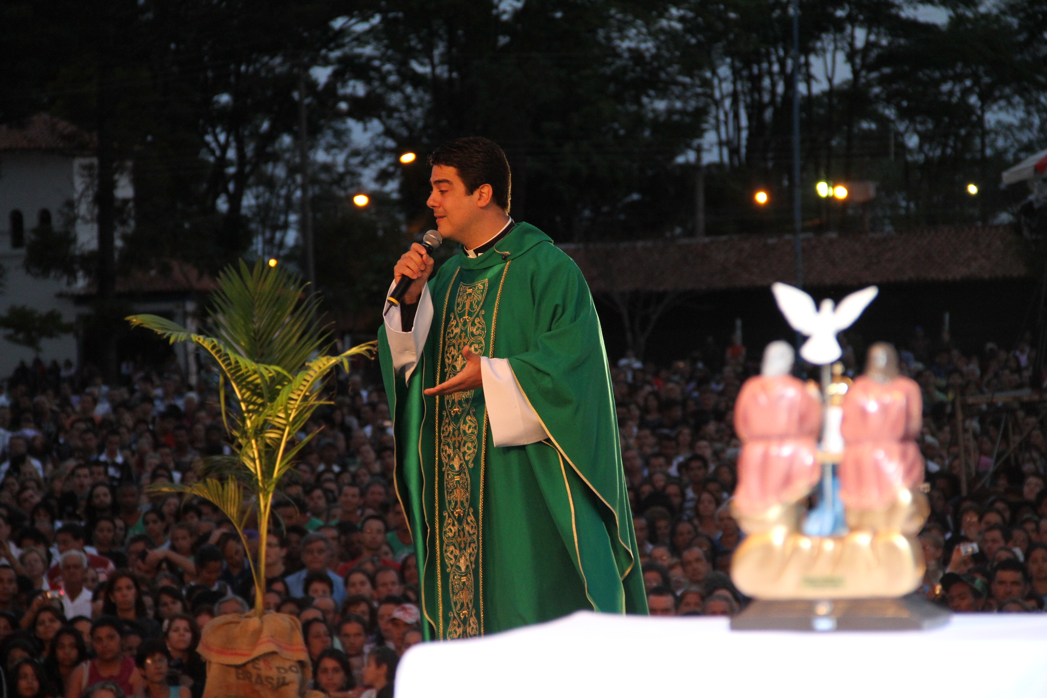 Padre Robson de Oliveira ministrará a missa de abertura (Foto: Reprodução)